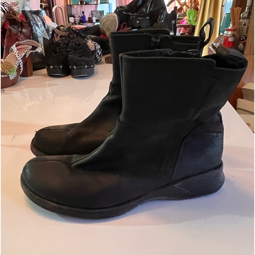 Merrell black zip up boots 7.5